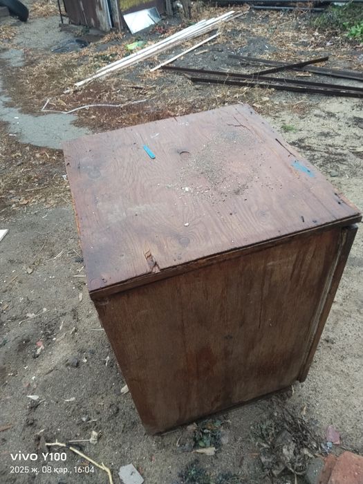 Старый шкаф холодильник