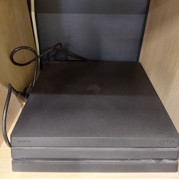 Продам PS4 в хорошем состоянии