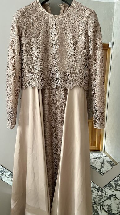 Длинное платье комбинированное с гипюром и атласом