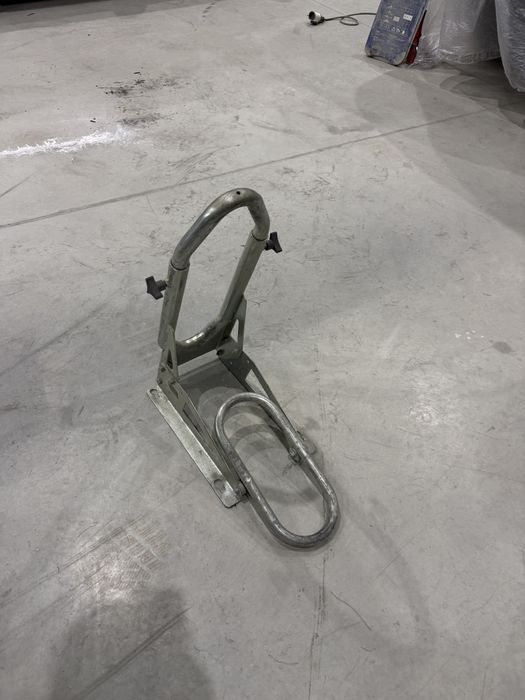 Стойка за мотори