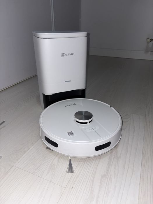 Robot aspirator Ezviz, cu functie de spalare si statie de incarcare