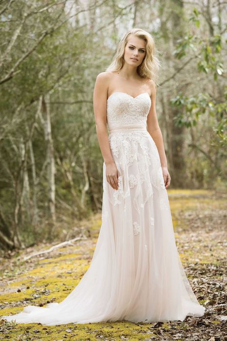 Rochie mireasa dantela pretioasa Lilian West  A line