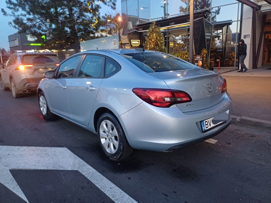 Opel astra j, 82500 km,achiziționată reprezentanță Opel ,acc.schimb!