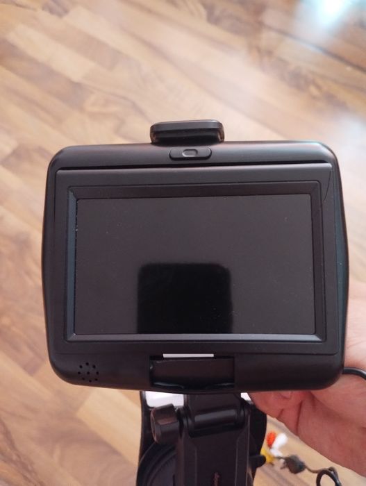 Vând display pentru camera marșarier cu buzzer incorporat .