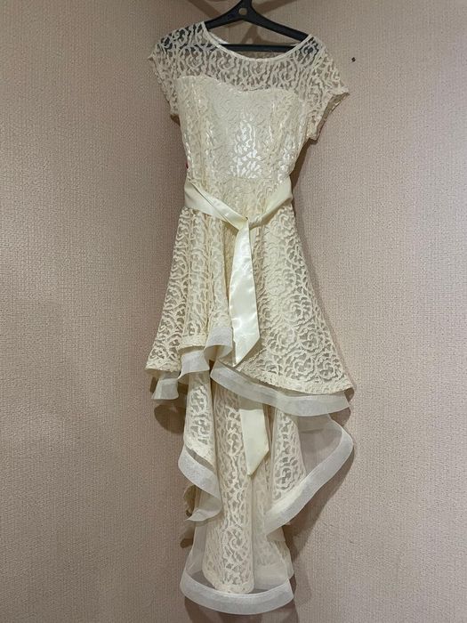 Продам новое  платье для девочки со шлейфом