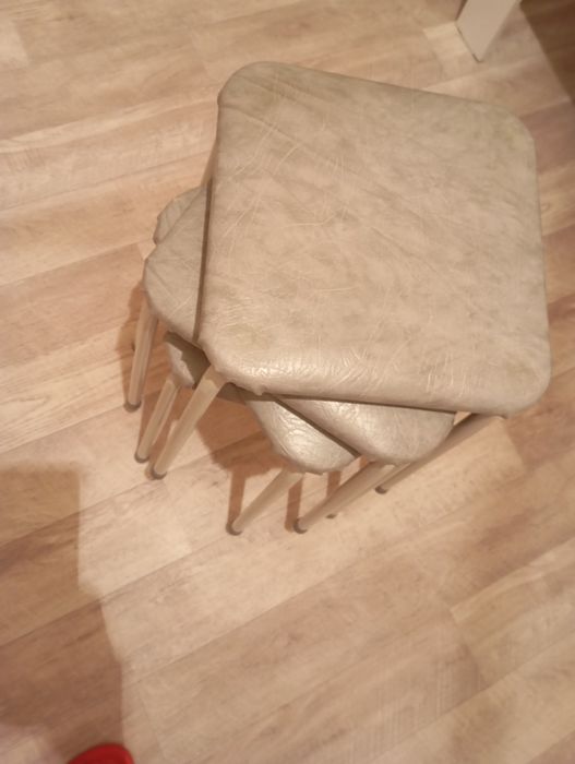 Продам стулья 4 штуки.