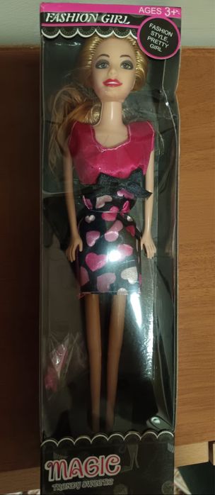 Продавам играчки за момиче