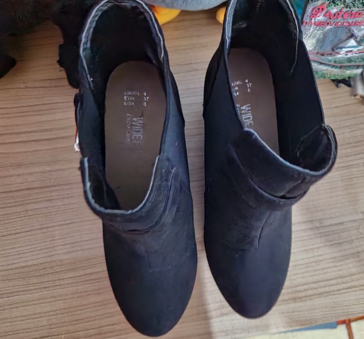 Ghete negre din imitație piele întoarsă, cu elastic ,fără fermoar,mări
