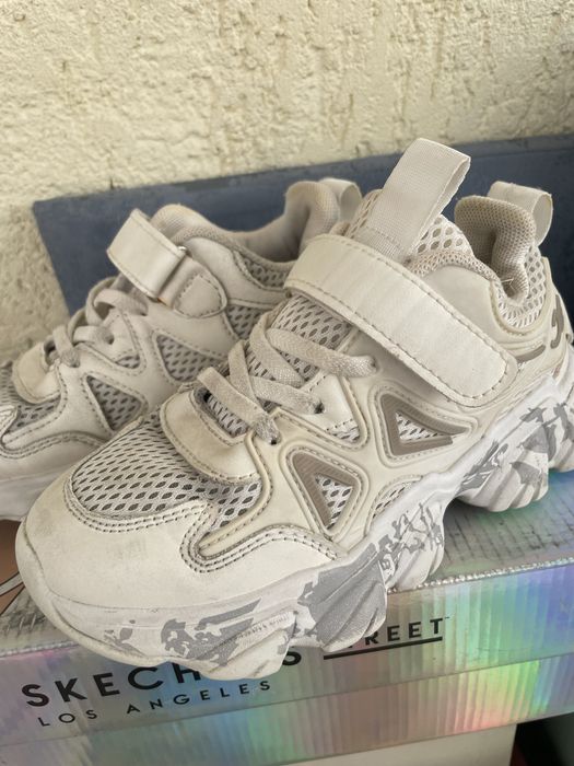 Продам кроссовки для девочки ,32 размера,в отличном состоянии .