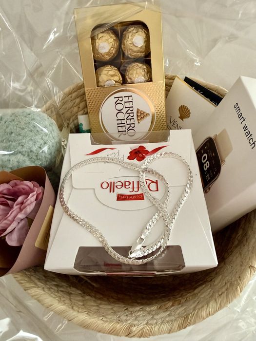 Луксозна подаръчна кошница със смарт часовник и посребрен синджир