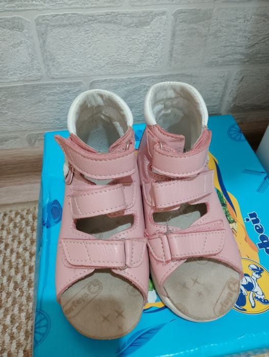 Продам ортопедические сандали для девочки