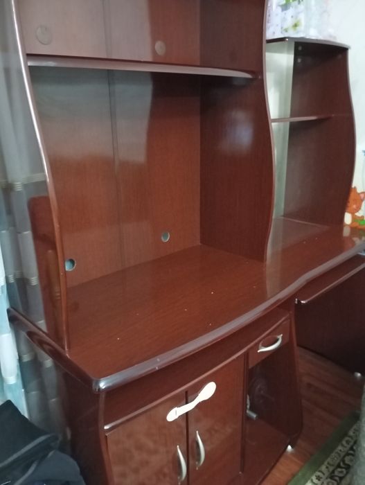 Продается стенка, компьютерный стол, детский манеж, комод с зеркалом