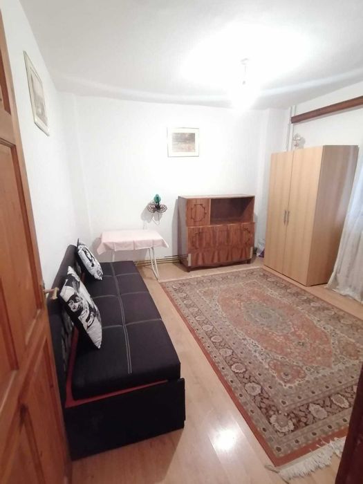 Inchiriez o camera cu baie proprie