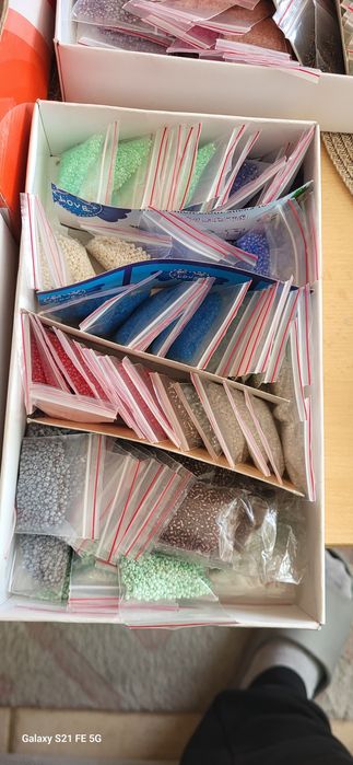 Голям комплект стъклени мъниста за бижута – 400+ пакетчета по 10-15г.