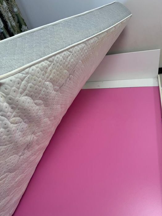 Кровать полуторка с хорошим матрасом