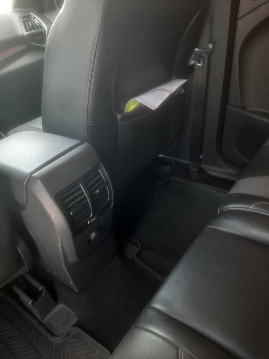 Ford Kuga Titanium culoare negru perlat , 180CP 4x4 sistem inteligent cu cutie de viteza automata