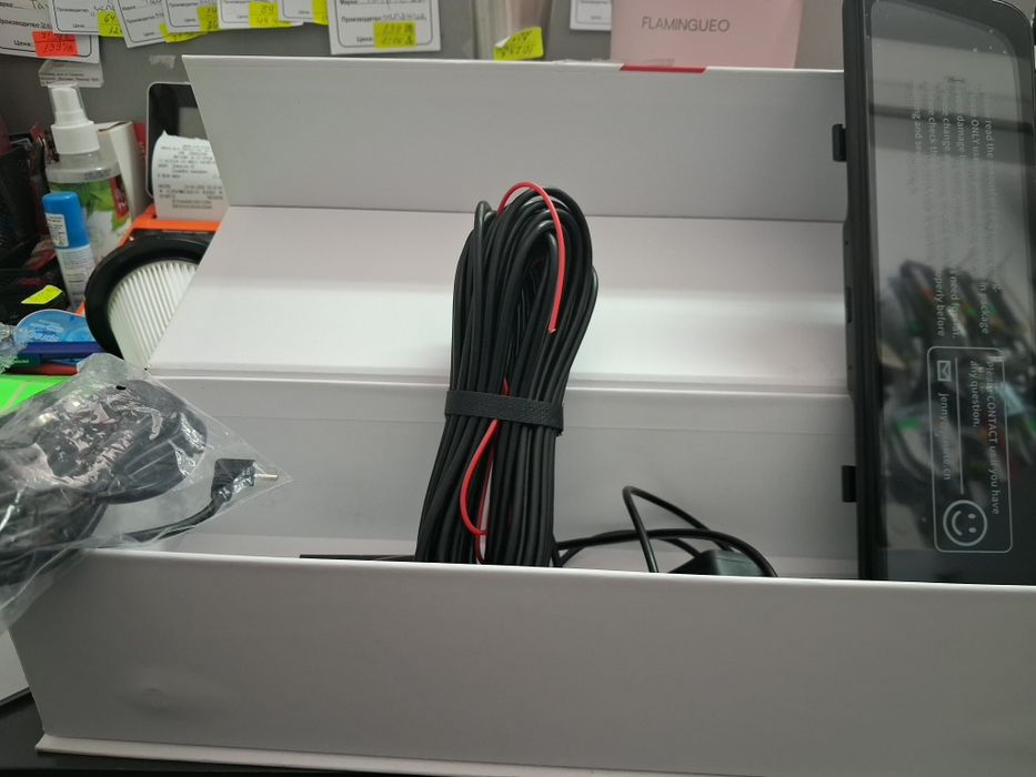 видеорегистратор (dashcam), който се монтира върху или замества оригиналното огледало за задно виждане в автомобила.