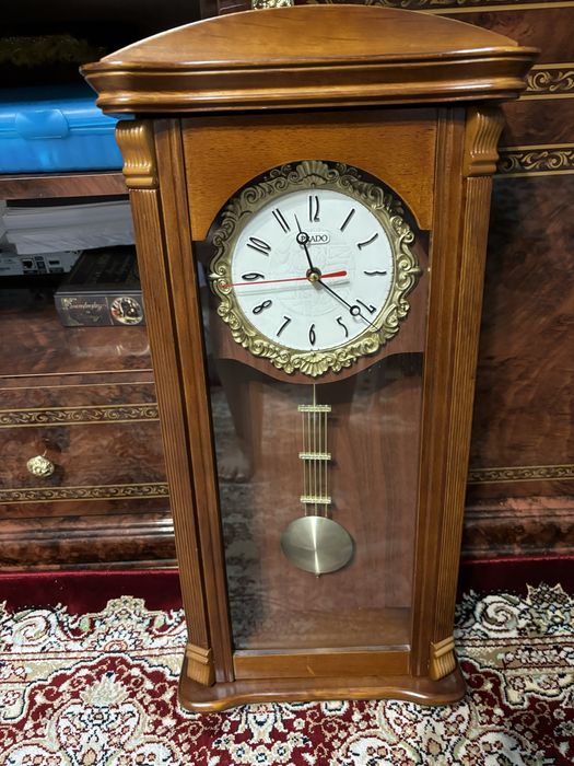 Продам часы  настенные с маятником дерево