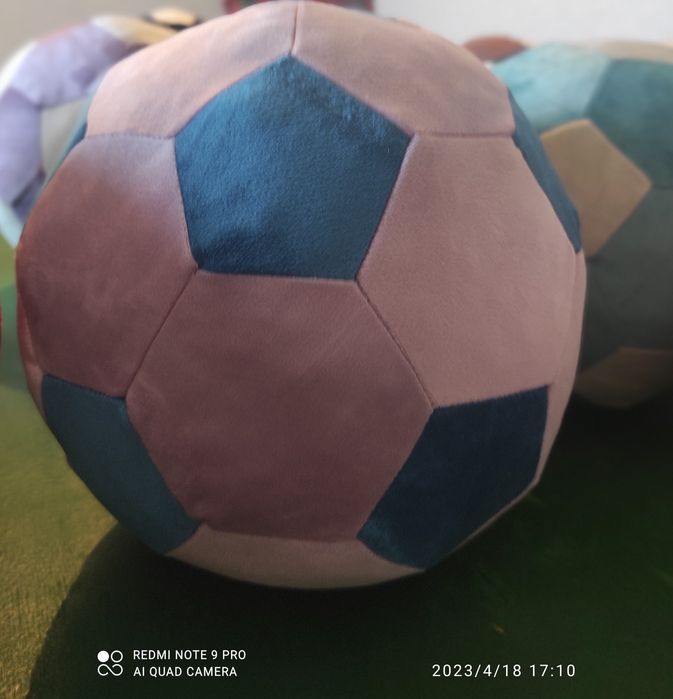 Қолдан тігілген доптар бар.