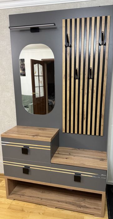 Продам прихожую с зеркалом