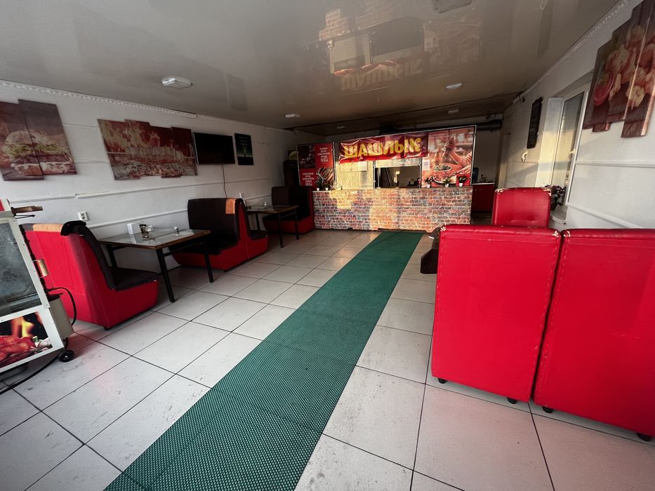 Столы и стулья тағы заттар бар