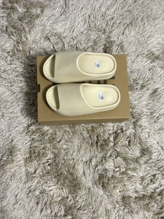 Yeezy Slides ‘Bone’