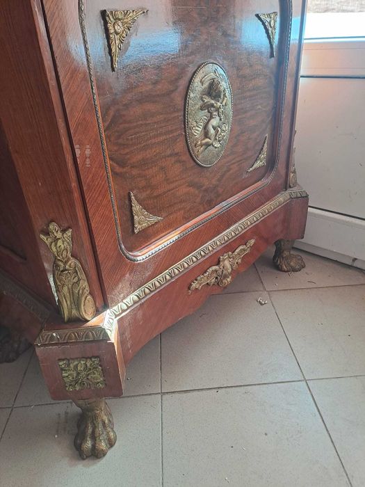 Vitrină cu intarsii în stil Ludovic