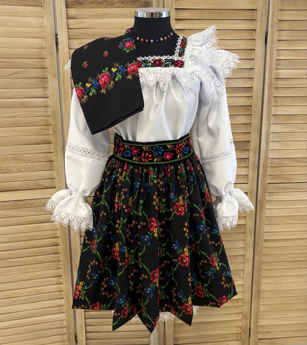 Costum traditional/popular de Maramures pentru femei autentic complet