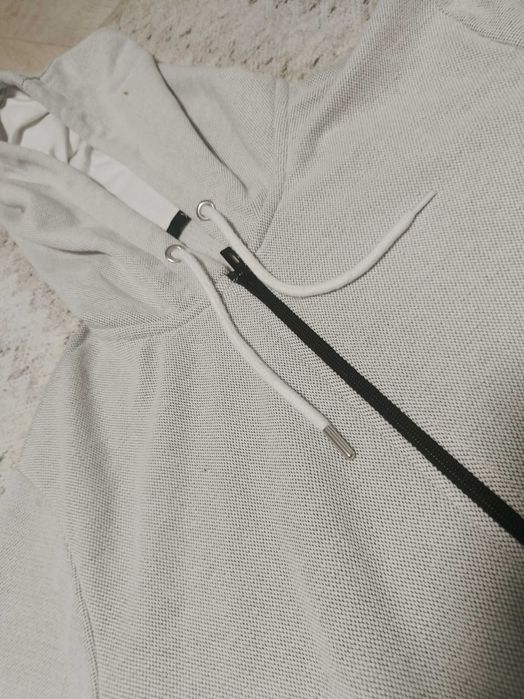 Сив чисто нов суичър