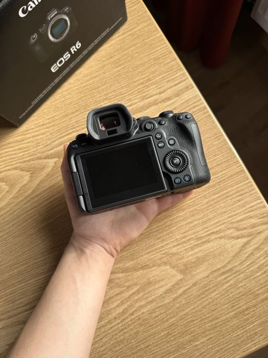 Vând Canon EOS R6 + obiectiv Canon 35 mm f/ 1.4 L II USM