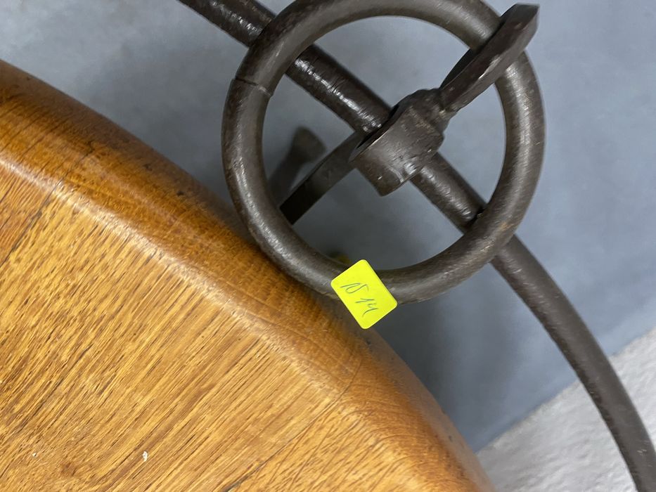 Френска маса за кафе с дъбов плот и крака от ковано желязо