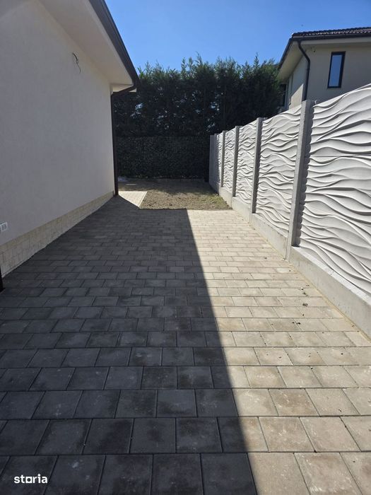 Casa individuala de tip P in suprafata de 90 mp. si teren 370 mp., Alb