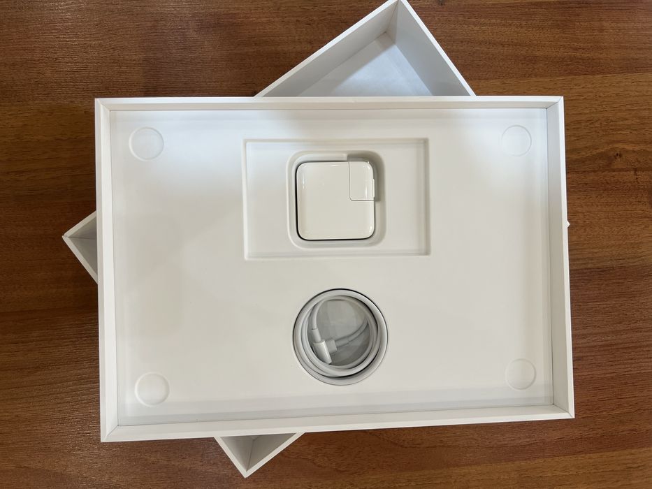 MacBook Air M1 (13). 8/256GB (35 Sikl)