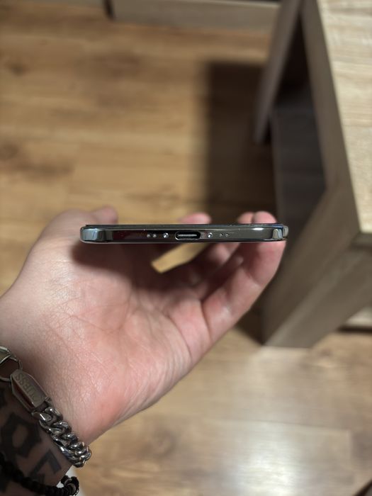 Vand Iphone AIR impecabil cu incarcator si fir negociabil