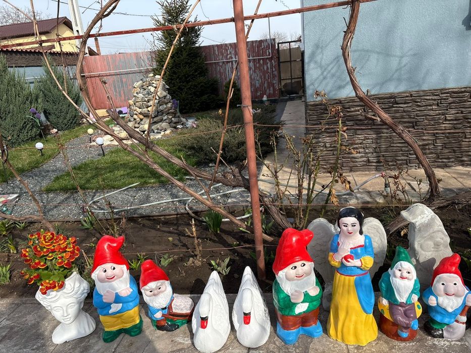 Vând figurine de grădină făcute din  materiale  rezistente la ploaie