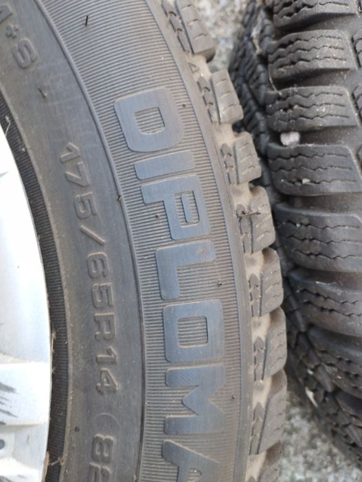 Продавам зимни гуми на джанти за тойота Ярис корола