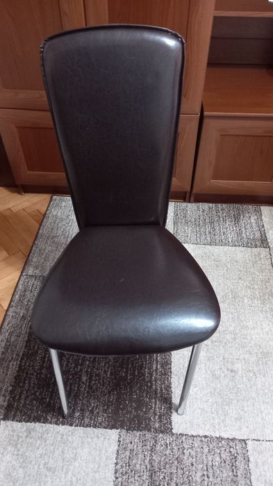 Vând 4 scaune culoare maro