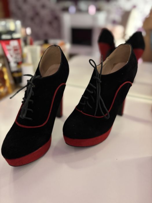 Vând botine cu toc cu platformă