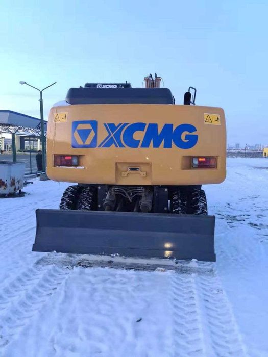 XCMG XE210WD — это более мощный и тяжелый колесный экскаватор