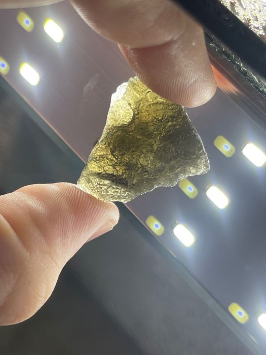 истински скъпоценен камък молдавит, метеорити, кристали