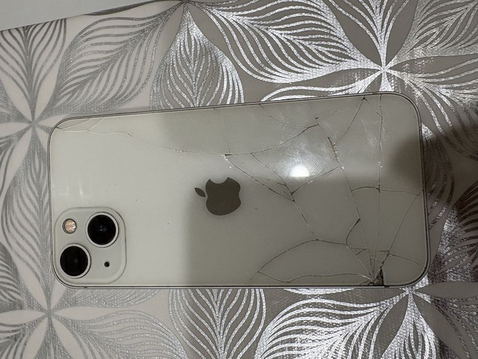Продаю iphone 13 128