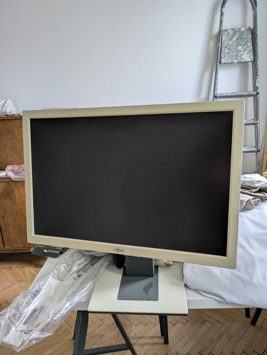 LCD момитори Fujitsu B24W-5  3 бр