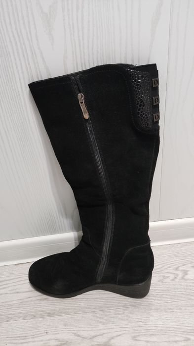 Продается зимние сапоги женские