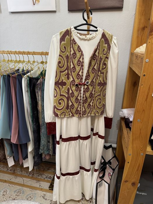 Қазақша стильде тігілген кәжекей көйлегімен