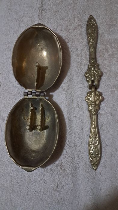 Doua spargatoare de nuci , din bronz