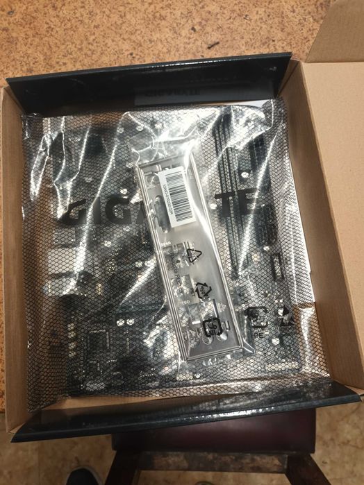 Продавам дънна платка GIGABYTE H510M S2H V3 сокет 1200 с гаранция до 2028г