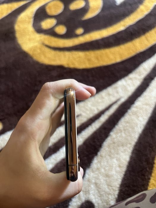 Vand iphone xs gold 64 gb este spart pe spate