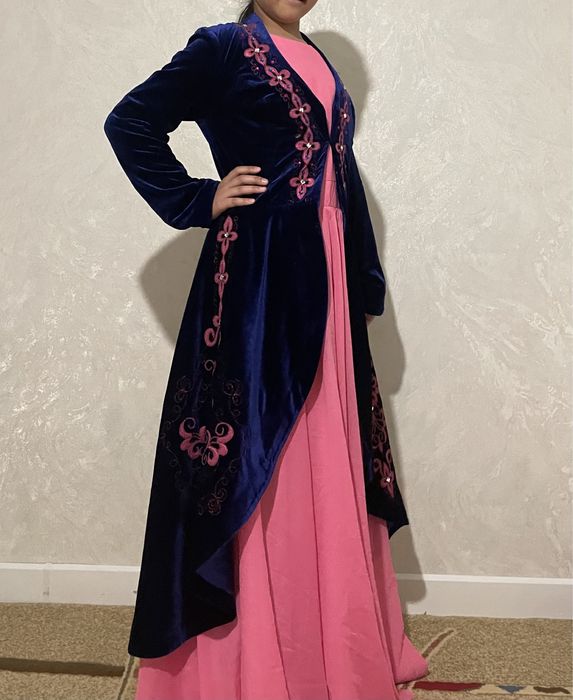 Көйлектер бір киілген сатылады.