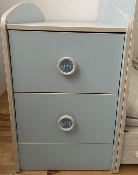 Синьо детско легло Cilek с матрак и шкафчета.