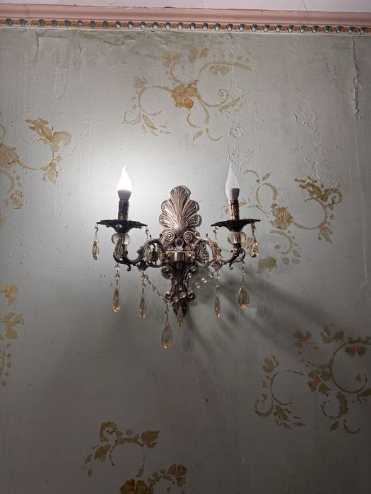 Отдам бесплатно , люстры ,кресло, диваны